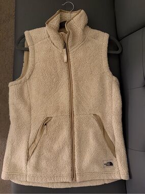The North Face women’s campshire Vest with Zipper Pockets